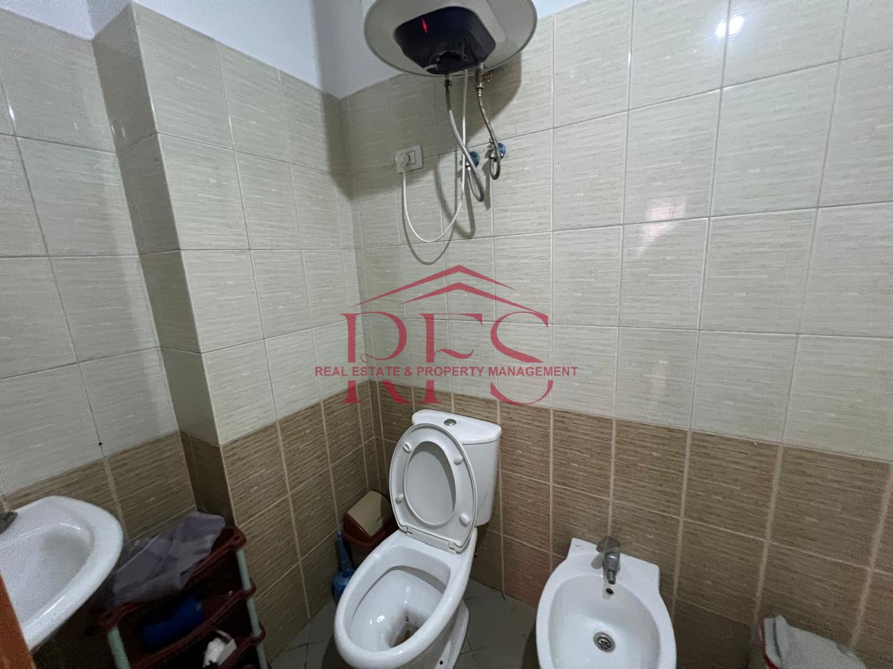 Affittasi appartamento 1+1, 5° piano con ascensore, 400 € ad Astir, molto vicino all'Anello.