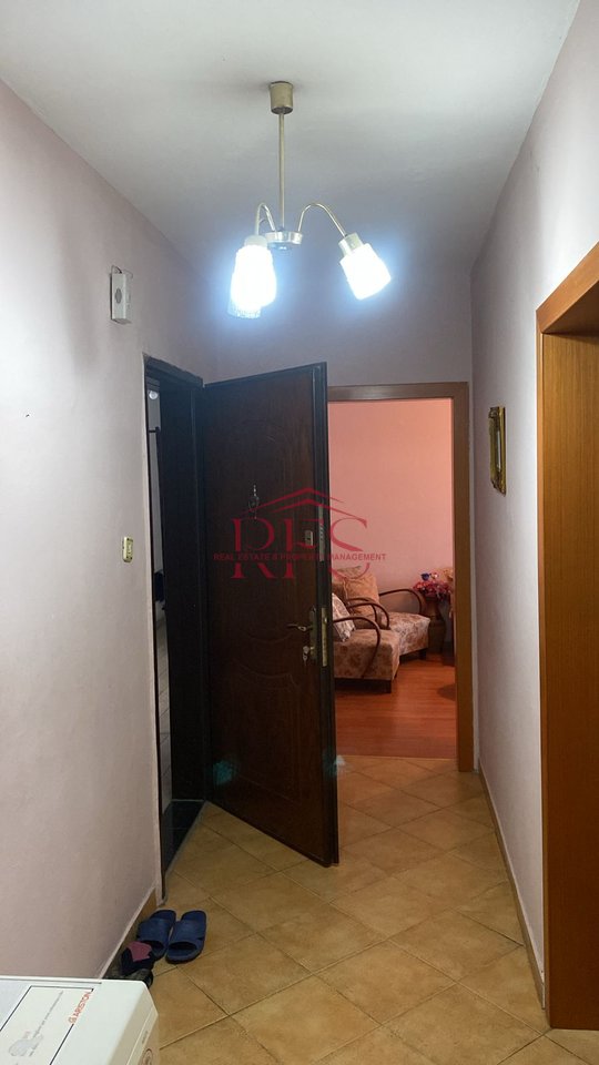 Jepet me Qira Apartament 2+1, i mobiluar ne Ali Dem tek BKT