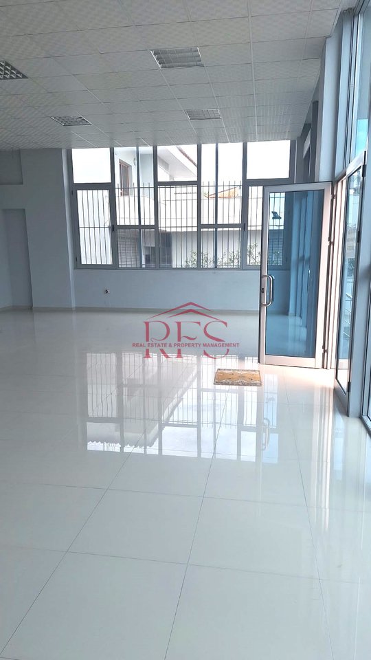 Jepet me qera ambjent biznesi me bodrum , 1.400 € ne Mezeze, Kashar