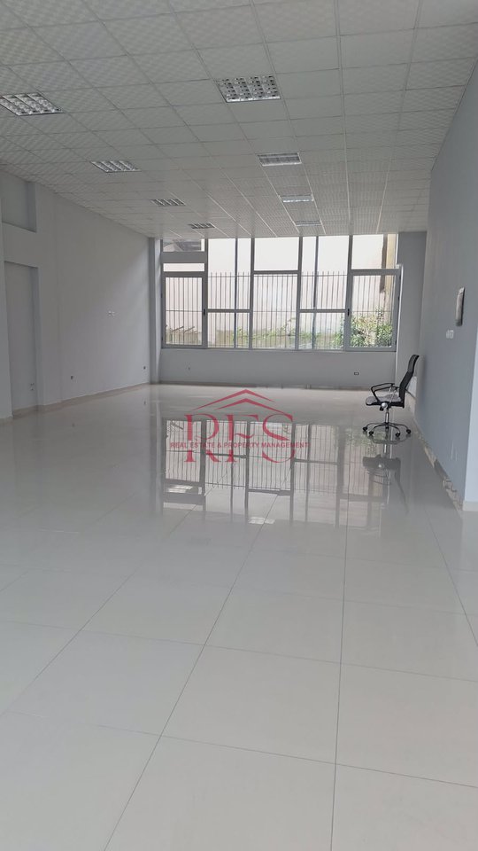 Jepet me qera ambjent biznesi me bodrum , 1.400 € ne Mezeze, Kashar