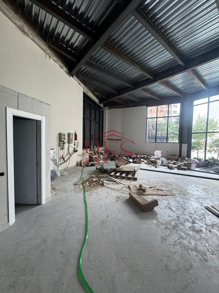 Jepet me qira ambient biznesi per bar-restorant , 3.000 € ne ASTIR