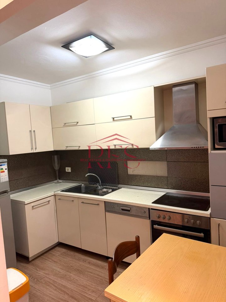 ENTRANCE 2+1 FOR RENT NEAR THE TRAIN STATION, IN THE CENTER OF TIRANA,