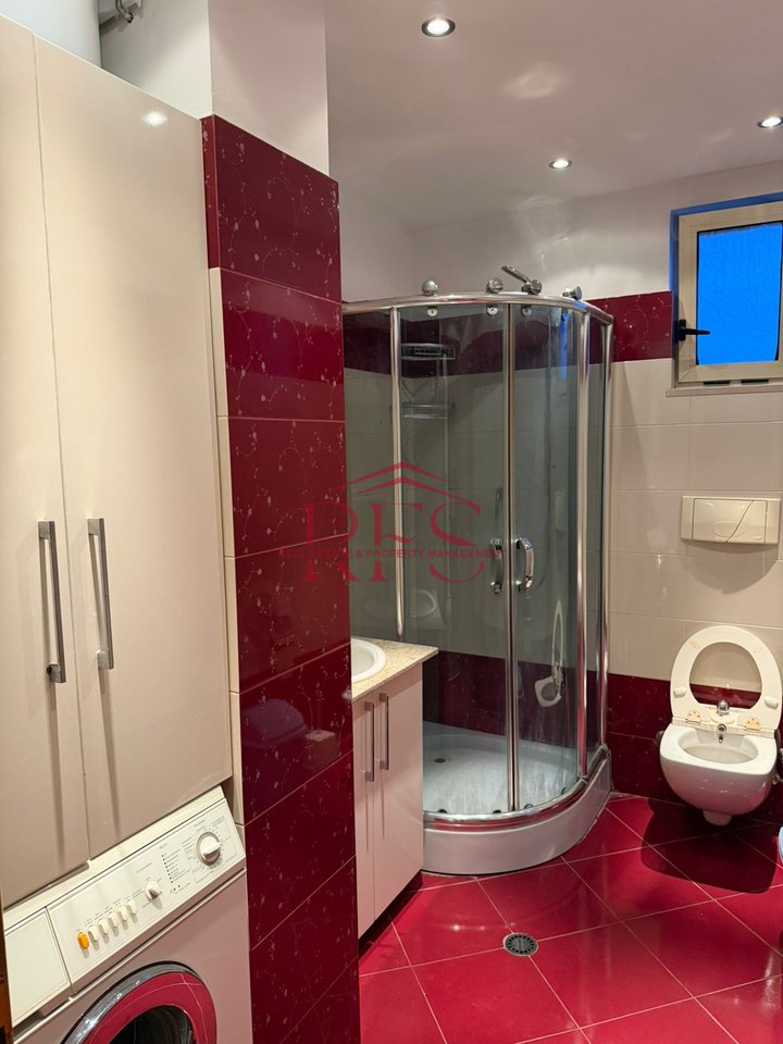 ENTRANCE 2+1 FOR RENT NEAR THE TRAIN STATION, IN THE CENTER OF TIRANA,