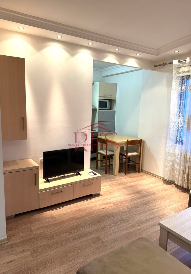 ENTRANCE 2+1 FOR RENT NEAR THE TRAIN STATION, IN THE CENTER OF TIRANA,