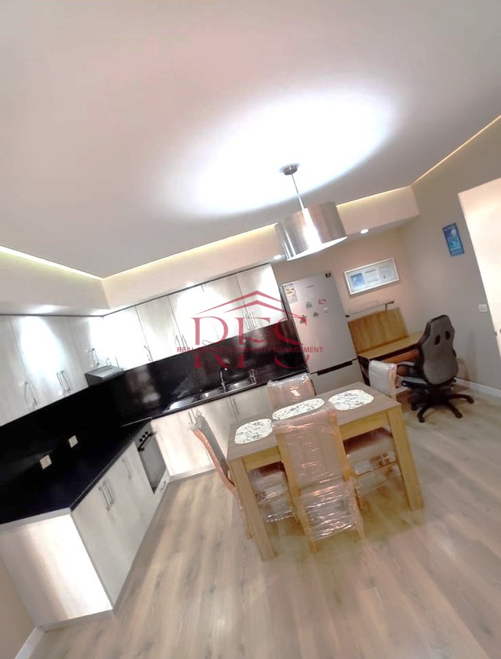 Jepet me qera apartament 1+1+ Ballkon, 700 € ,Rruga e Kavajes, Afer Qendres