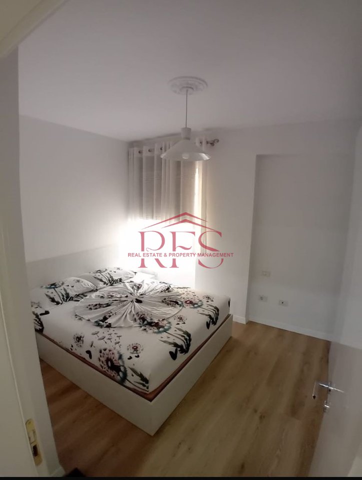Jepet me qera apartament 1+1+ Ballkon, 700 € ,Rruga e Kavajes, Afer Qendres