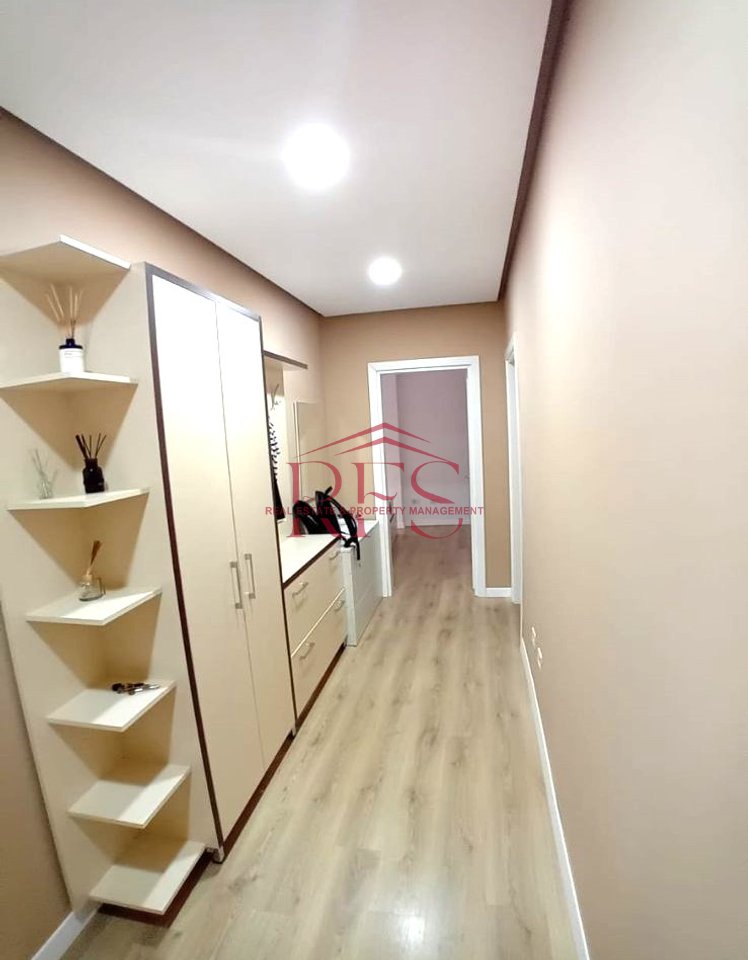 Jepet me qera apartament 1+1+ Ballkon, 700 € ,Rruga e Kavajes, Afer Qendres