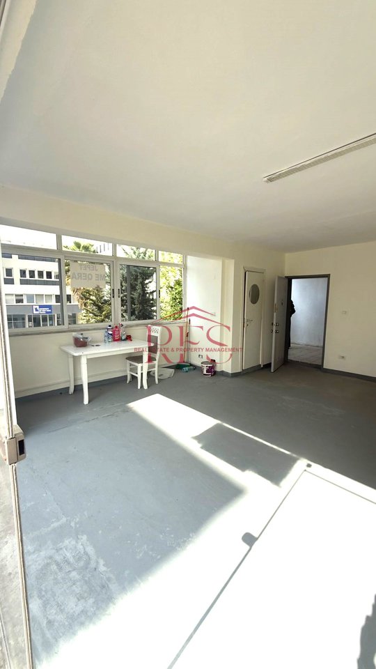 Jepet me qera ambient biznesi per ZYRA , Kati 2,750 € ne 21 DHJETOR