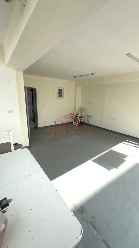 Jepet me qera ambient biznesi per ZYRA , Kati 2,750 € ne 21 DHJETOR