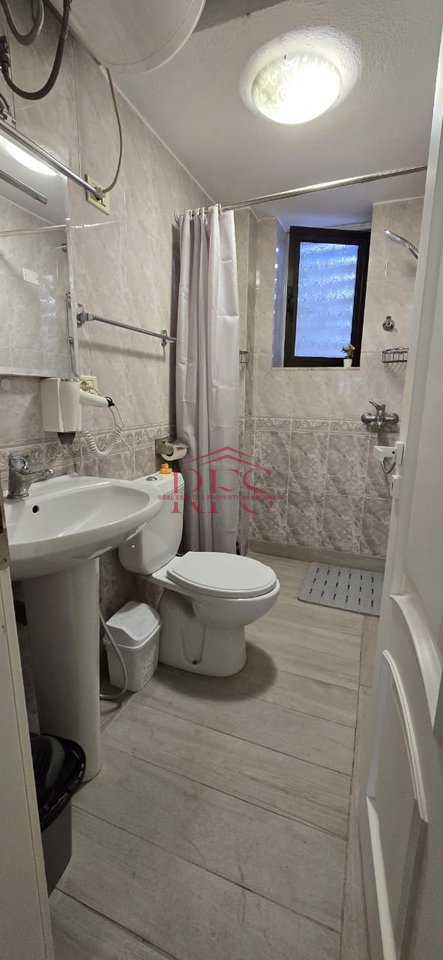 🏡 Jepet me Qera Apartament 1+1 tek Xhamia e Tabakëve ne Rrugen e Elbasanit