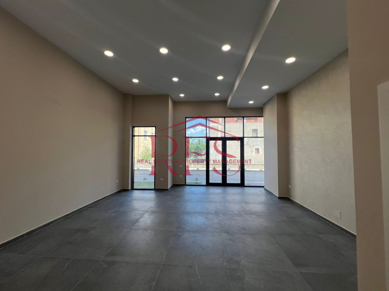 Shiten ambjente biznesi ne ASTIR, VILA L2 me 3000 €/m²