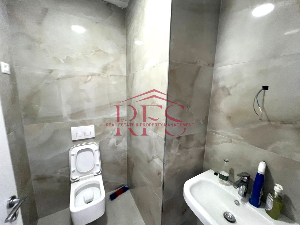 Shiten ambjente biznesi ne ASTIR, VILA L2 me 3000 €/m²