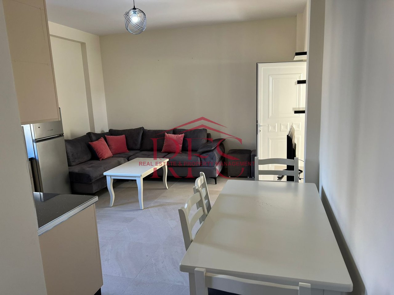 🏠 JEPET ME QERA APARTAMENT 1+1 PRANE SHKOLLES SE BASHKUAR AFER FAKULTETIT TE MJEKSISE,
