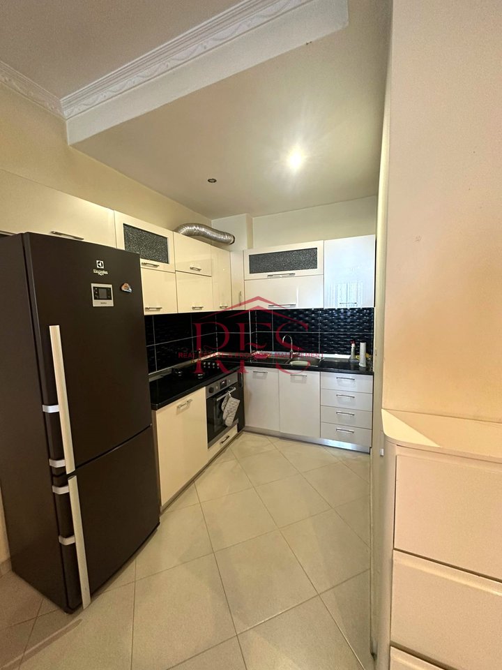 Jepet me qera apartament 1+1 ne ASTIR , Kati i 5 me ashensor ,450 €