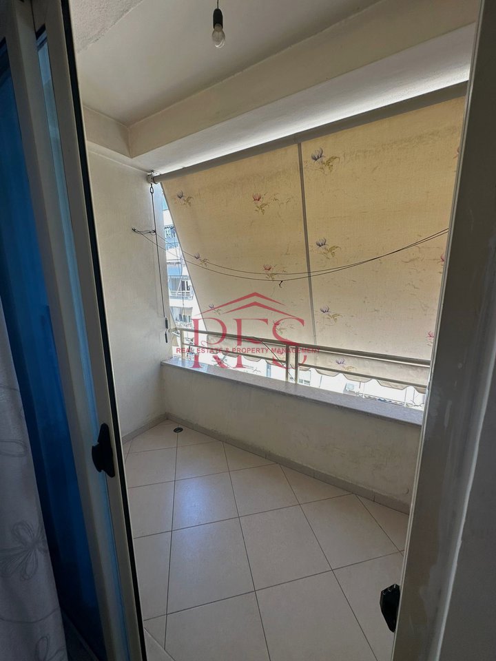 Jepet me qera apartament 1+1 ne ASTIR , Kati i 5 me ashensor ,450 €