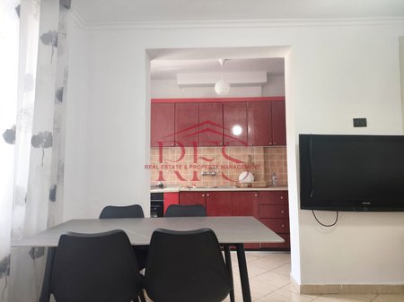 🏡 Appartamento 1+1 in Affitto per 40.000 Leke/mese – Di fronte alla Scuola "Bajram Curri"