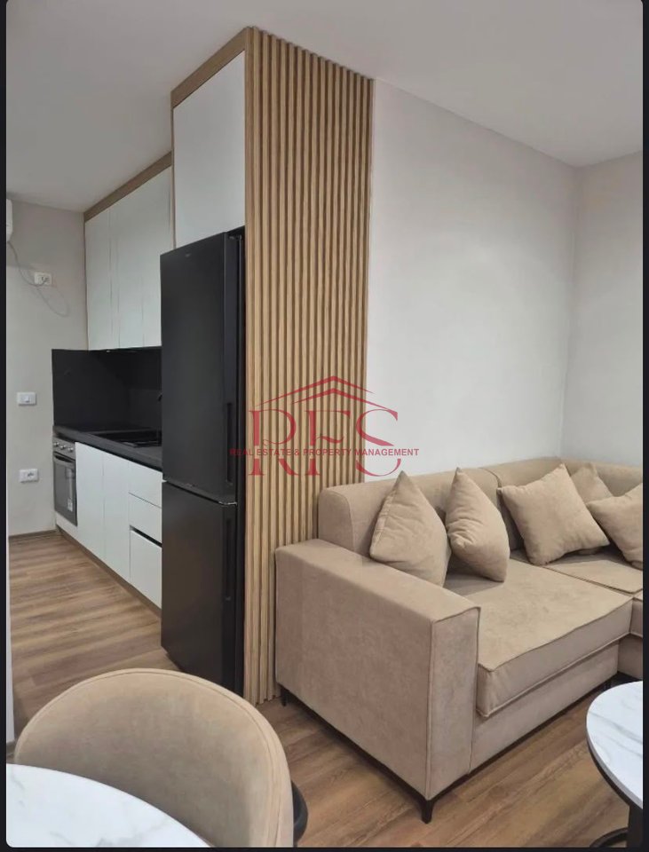 Jepet Apartament 1+1 me Qera 550€ – Pranë QSUT, te Shkolla e Bashkuar