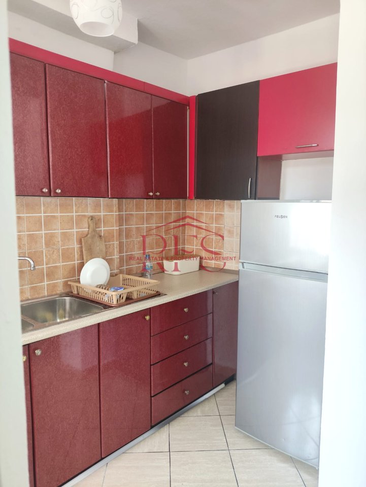 🏡 Appartamento 1+1 in Affitto per 40.000 Leke/mese – Di fronte alla Scuola "Bajram Curri"