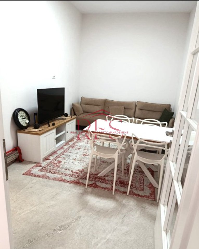 Jepet me Qera Apartament 1+1 ne Vasil Shanto tek Shkolla Besnik Sykja, 550 Mije leke