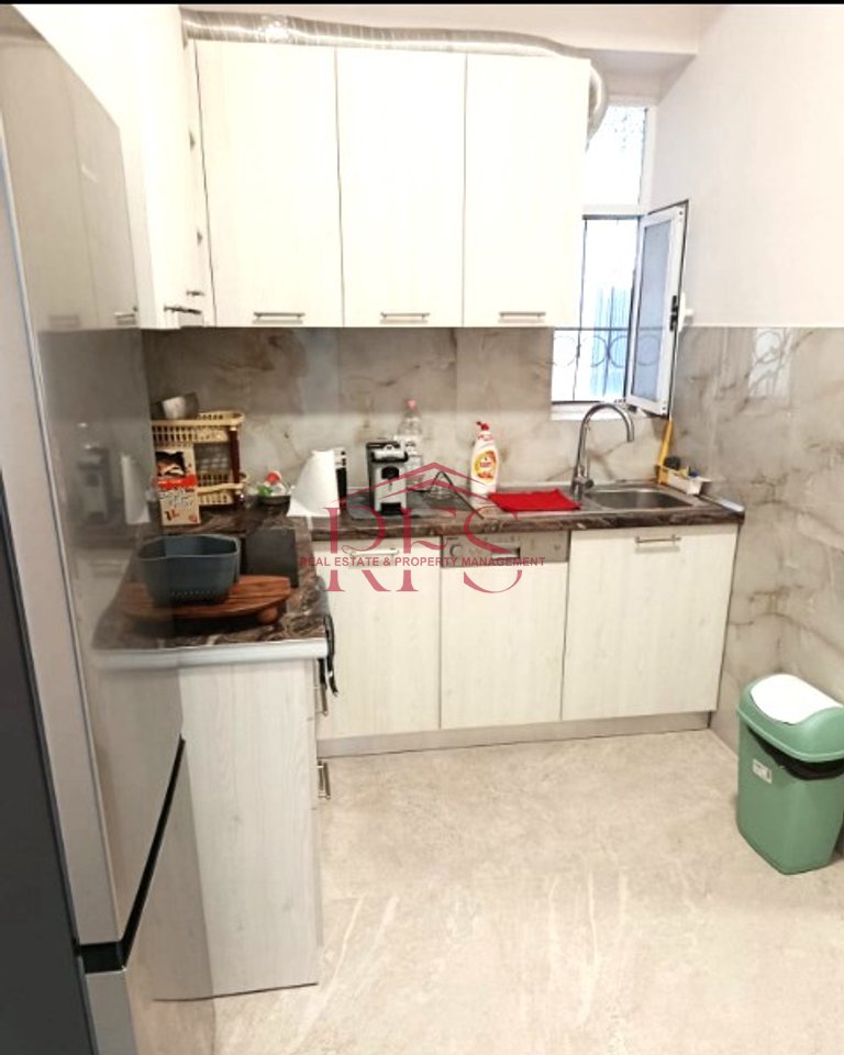 Jepet me Qera Apartament 1+1 ne Vasil Shanto tek Shkolla Besnik Sykja, 550 Mije leke