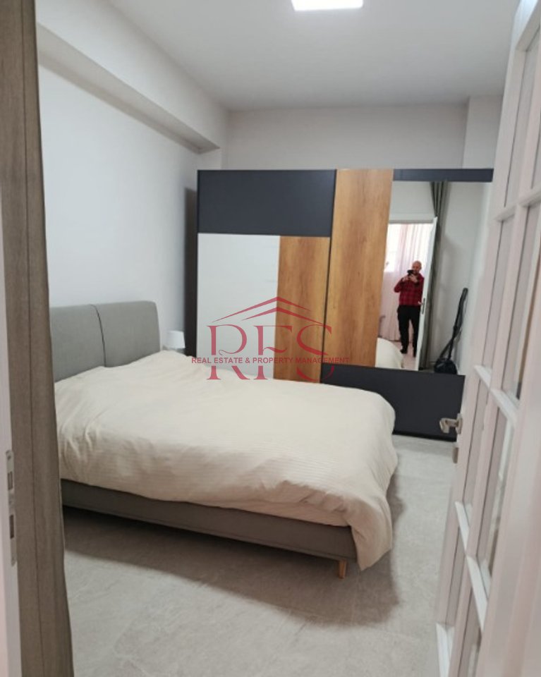 Jepet me Qera Apartament 1+1 ne Vasil Shanto tek Shkolla Besnik Sykja, 550 Mije leke
