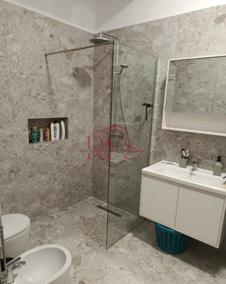 Jepet me Qera Apartament 1+1 ne Vasil Shanto tek Shkolla Besnik Sykja, 550 Mije leke