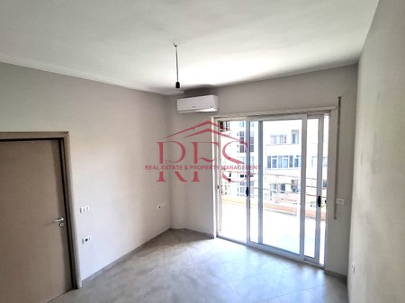  Jepet me qera apartament 2+1 gjysem i mobiluar ne Fresk I 45.000 Leke/muaji
