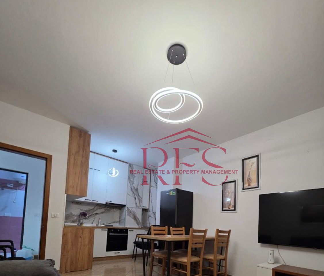 🏡 Jepet me Qera Super Apartament  2+1 Qendra Kristal tek  Komuna  e Parisit , 650 mije leke