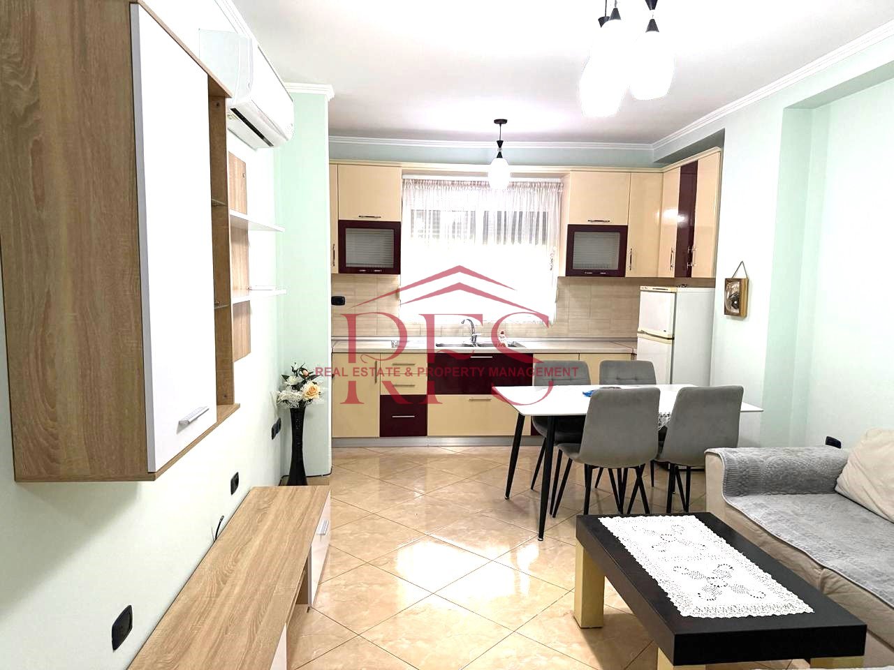 🏠 Jepet me qera apartament 2+1 përballë Maternitetit të Ri 💶 55.000 Leke/muaji