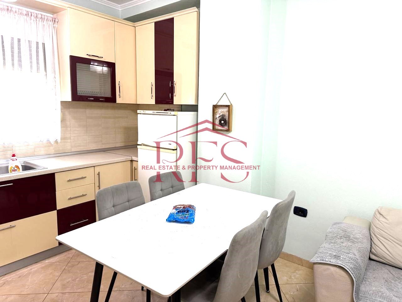 🏠 Jepet me qera apartament 2+1 përballë Maternitetit të Ri 💶 55.000 Leke/muaji