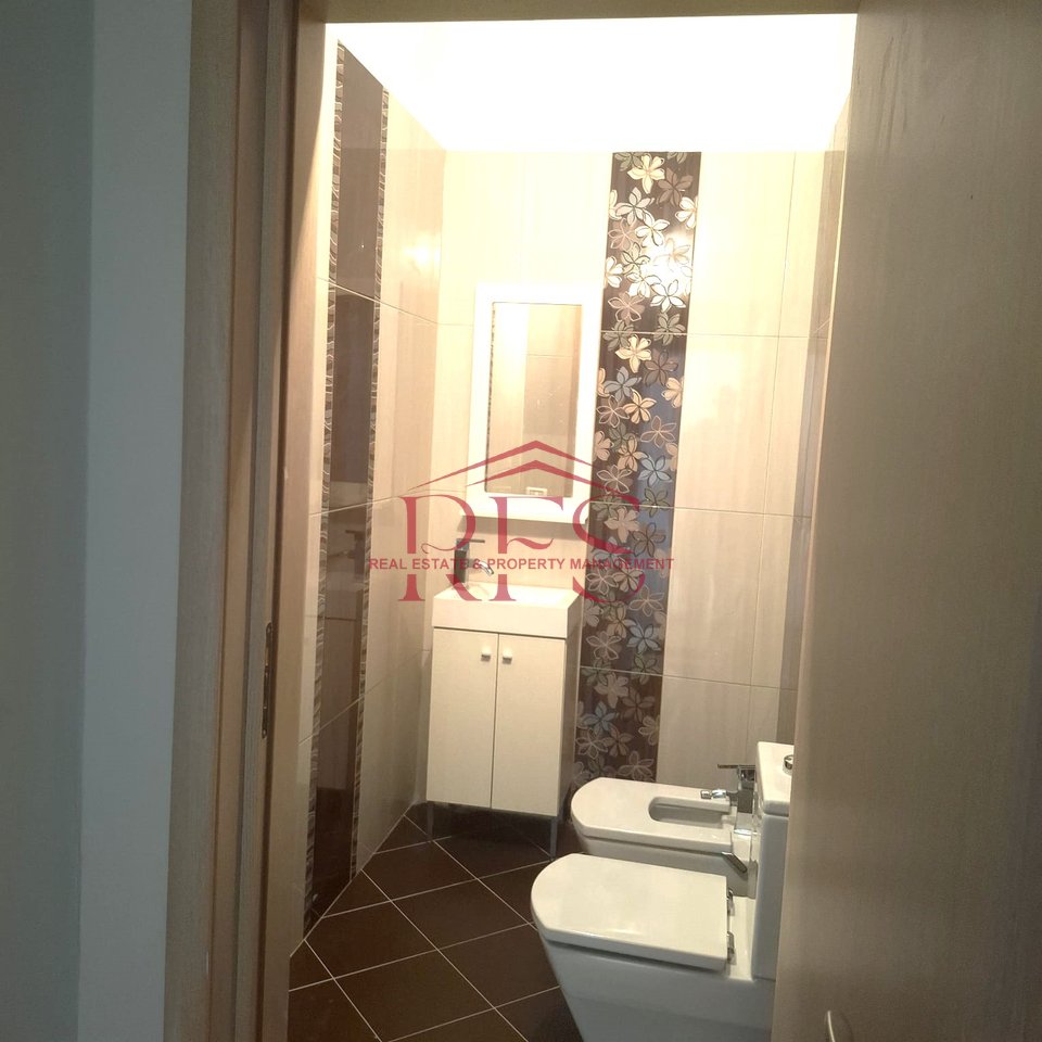 🏡 Jepet me qera apartament 2+1 gjysem i mobiluar ne Fresk I 45.000 Leke/muaji