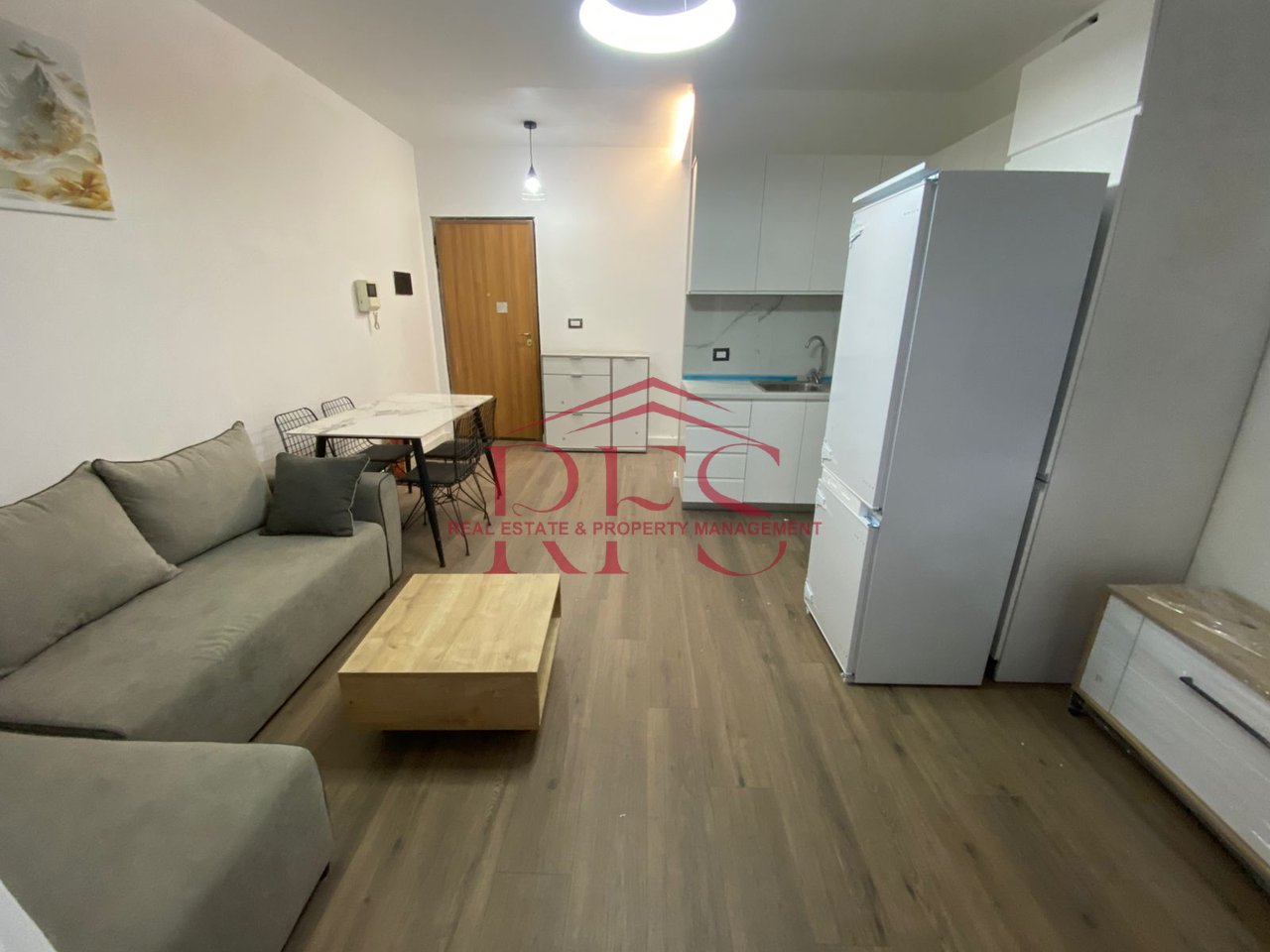 📍 Shitet Super Apartament 1+1 i mobiluar  Komune e  Parisit