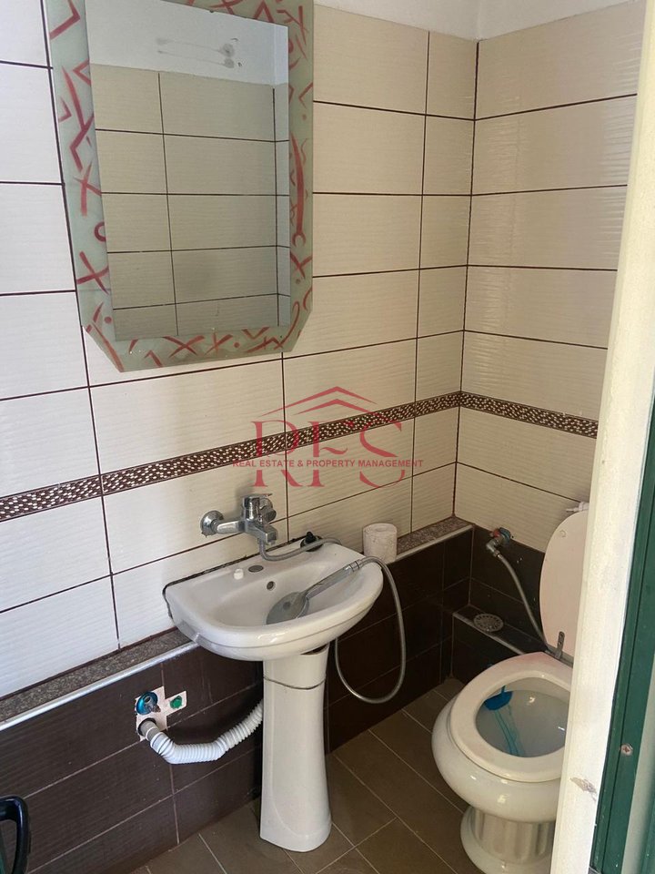 Jepet me Qira Hyrje 1+1 tek Rruga Jordan Misja