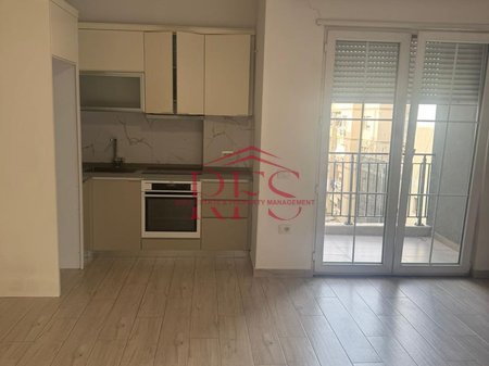 📍 Jepet me qera apartament 1+1 bosh ne 5 Maj pas concordit