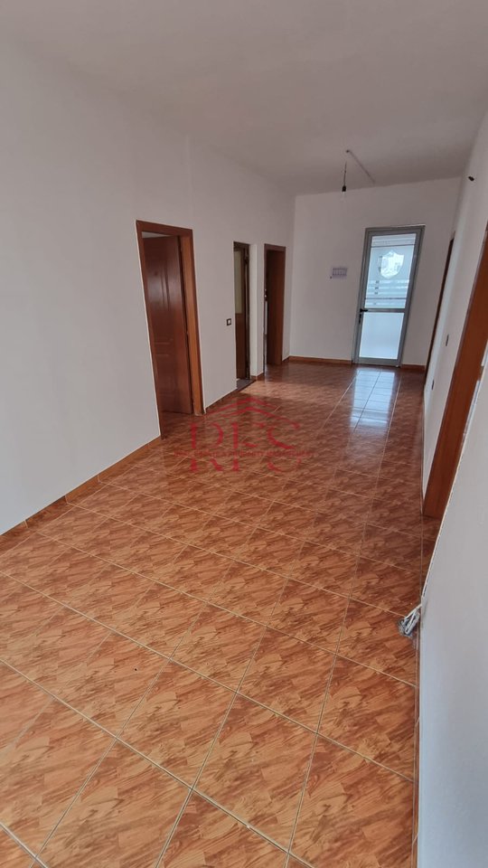 Jepet me qera ndertese / vile 4-kateshe – Rruga e Kavajës