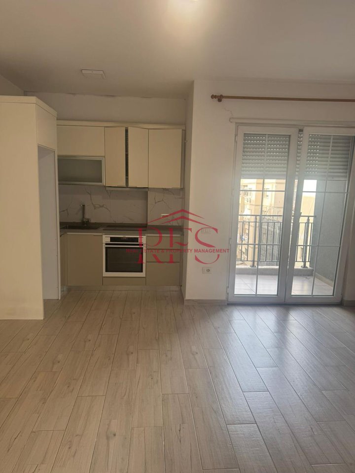 📍 Jepet me qera apartament 1+1 bosh ne 5 Maj pas concordit