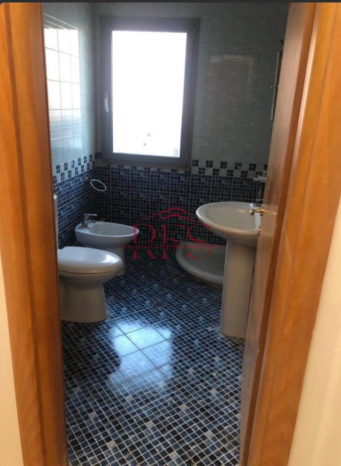 🔹 JEPET ME QIRA  ZYRË NE ZOGUN E ZI PER ZYRA MARKETINGU, STUDIO SHERBIMESH