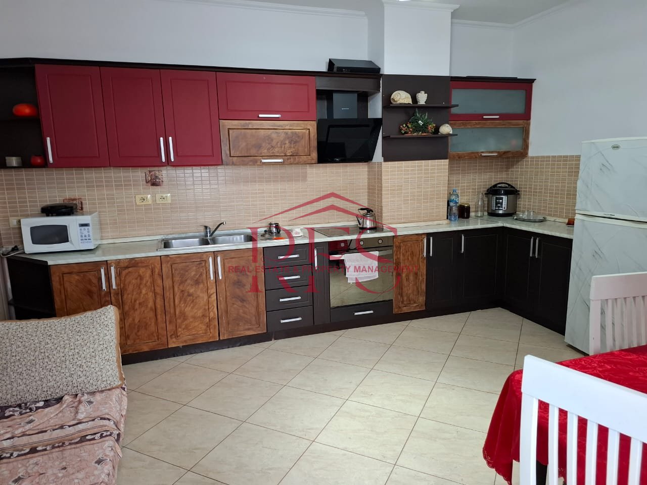 Jepet me Qera Apartament 2+1 tek Rruga Fortuzi ne Qender te Tiranës