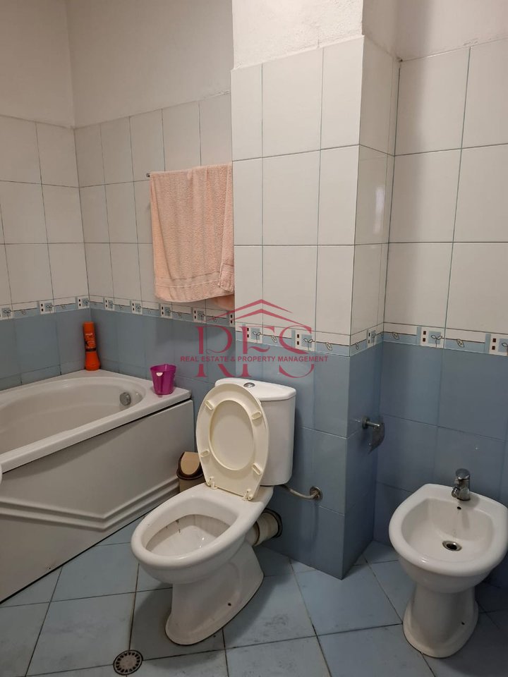 Jepet me Qera Apartament 2+1 tek Rruga Fortuzi ne Qender te Tiranës