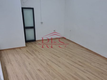 Affittasi negozio di 16 m² nel centro di Tirana, a soli 10 metri dalla strada principale.