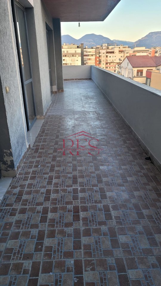 Unfurnished 2+1 apartment for rent / Astir