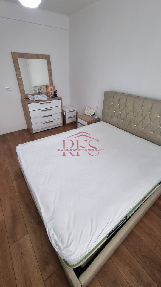 Jepet me qera apartament 2+1 me post parkimi