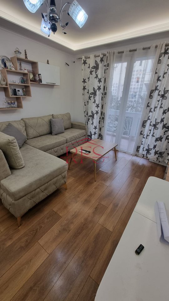 Jepet me qera apartament 2+1 me post parkimi