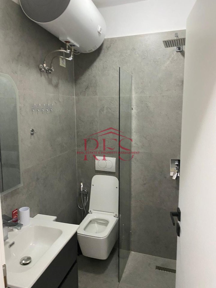 📍Jepet me Qira Garsoniere – Rruga e Bogdanëve, 5 min nga Qendra