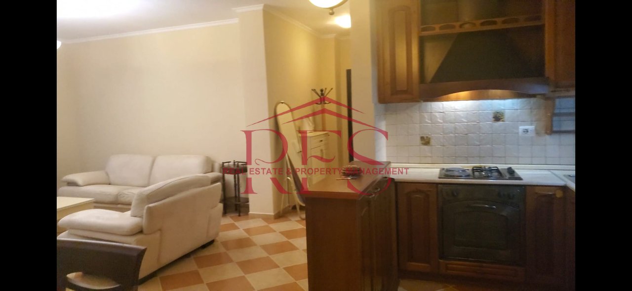 🏡 Jepet Apartament 3+1 me Qira –  ne Super Vendodhje ,Rruga e Elbasanit afer Down Town
