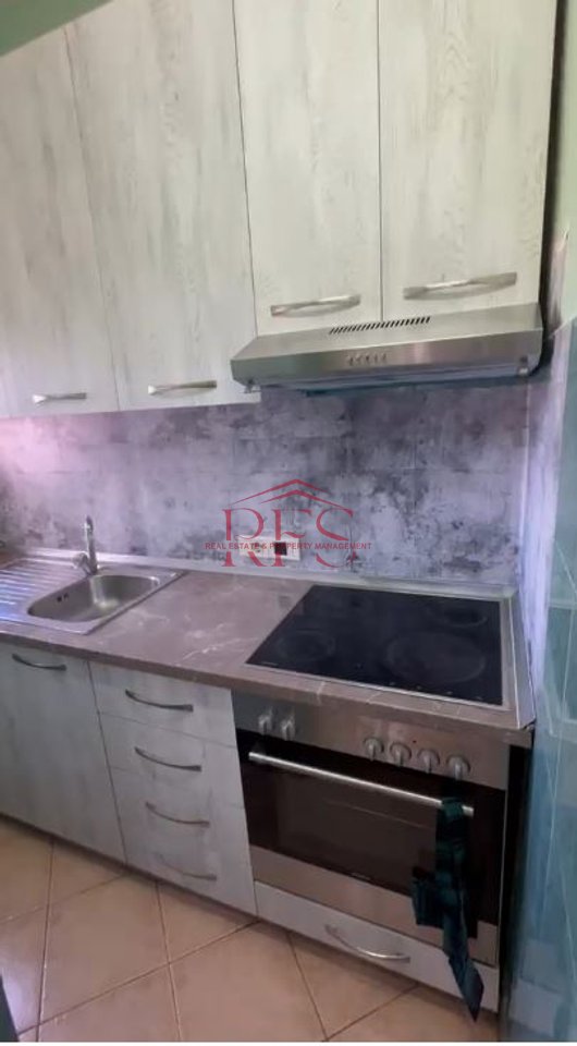 Jepet Apartament 1+1 me Qera tek Rruga Kongresi i Lushnjës tek (Pediatria) ne XHAMLLIK, 500 MIJE LEKE