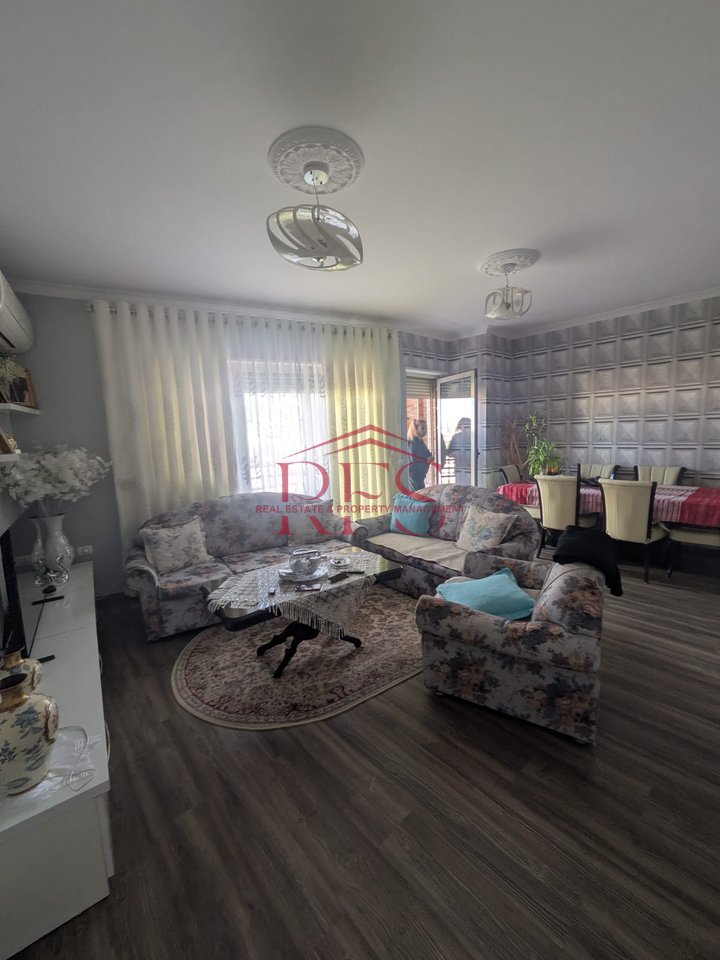 Shitet apartament 2+1 te Kompleksi Panorama, prane Shkollës Harry Fultz