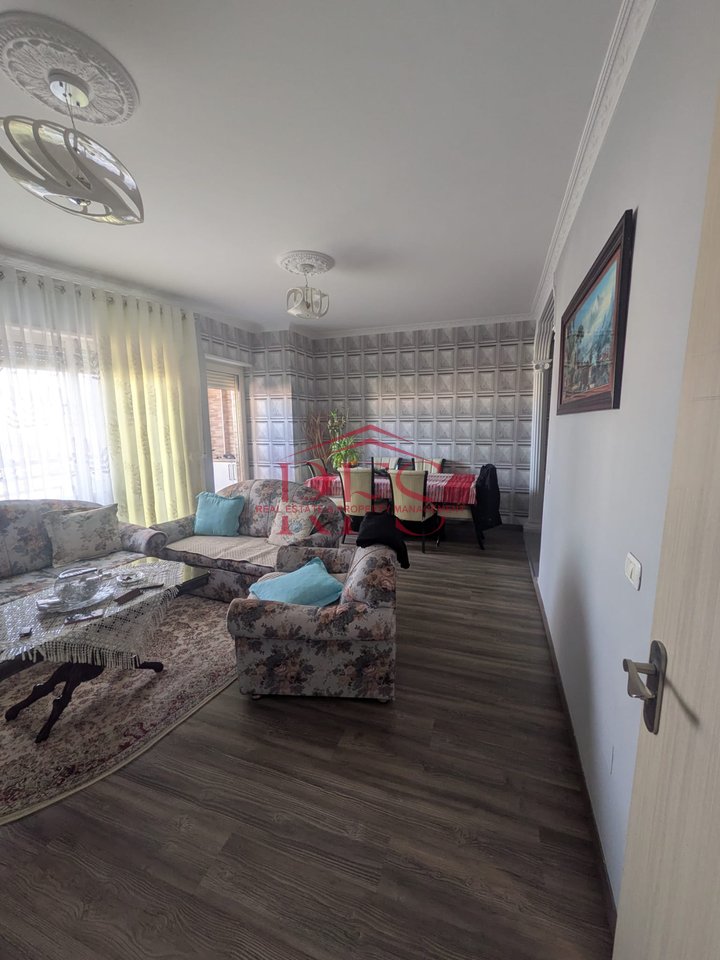 Shitet apartament 2+1 te Kompleksi Panorama, prane Shkollës Harry Fultz