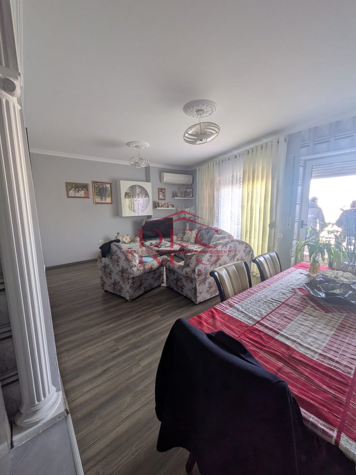 Shitet apartament 2+1 te Kompleksi Panorama, prane Shkollës Harry Fultz