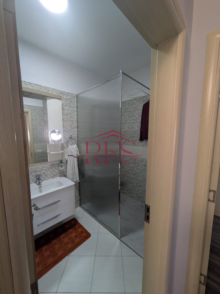 Shitet apartament 2+1 te Kompleksi Panorama, prane Shkollës Harry Fultz